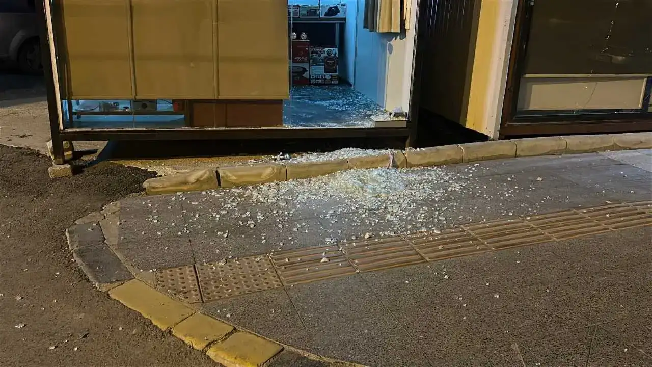 Hatay’da Gece Yarısı Taşlı Saldırı: 6 Araç, 4 İş Yeri Hedefte! 2